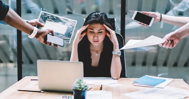 Kerja Tersiksa Tapi Takut Resign? Ternyata Sobat Sedang Terjebak Fenomena Job Hugging